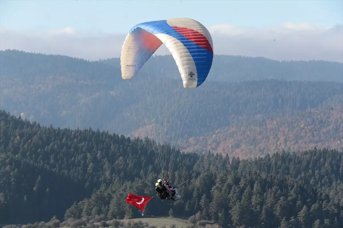 Abant’ta Yamaç Paraşütü ile Cumhuriyet Coşkusu