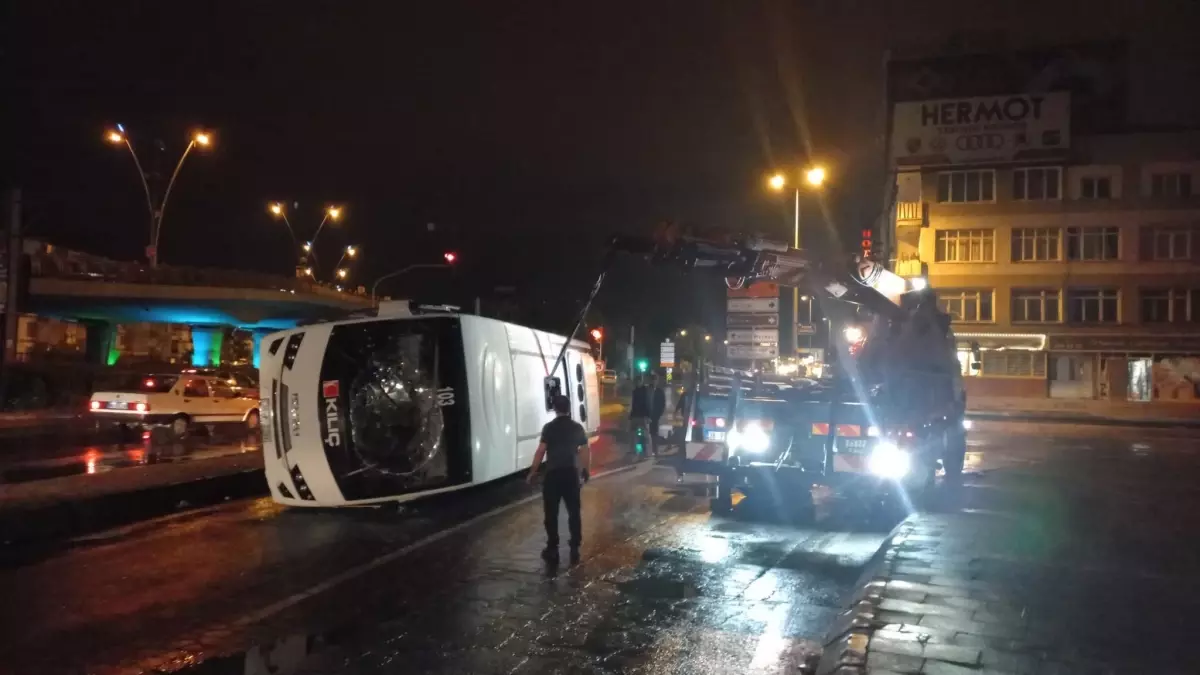 Kayseri’de Midibüs Devrildi: 9 Yaralı