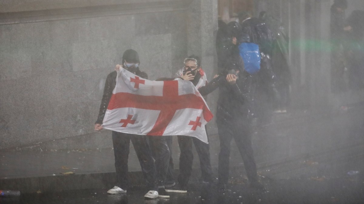 Gürcistan’da protestocularla polis arasında çatışma