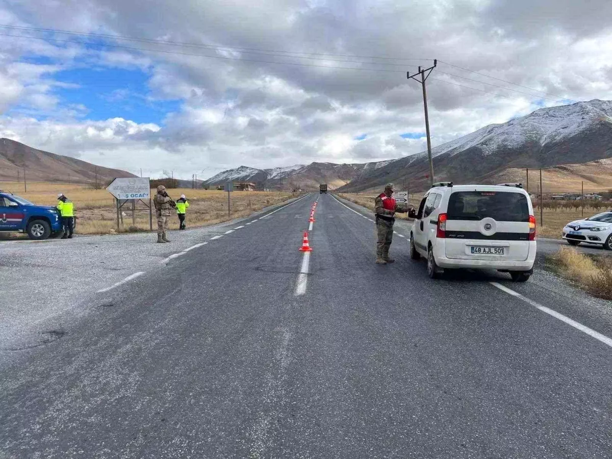 Van’da Jandarma Operasyonu: 14 Tutuklama