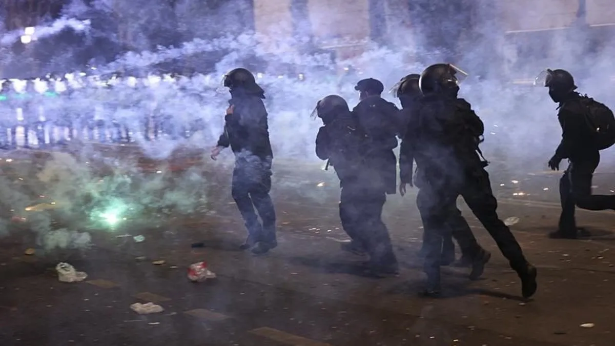 Gürcistan’da protestocular parlamento binasına havai fişekle saldırdı