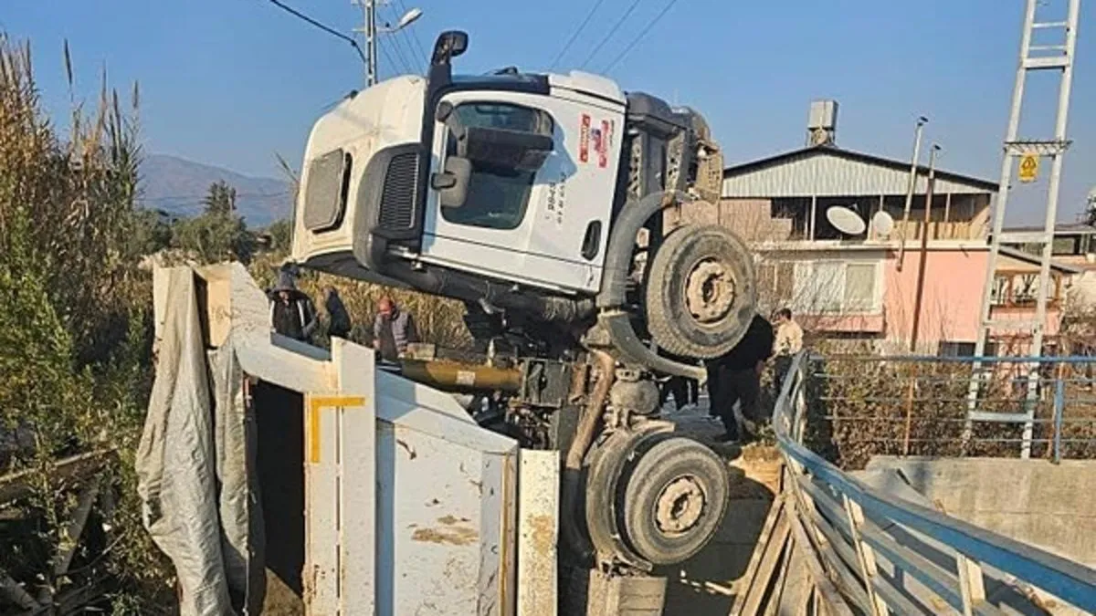 Kamyon köprüden geçerken çökme meydana geldi!